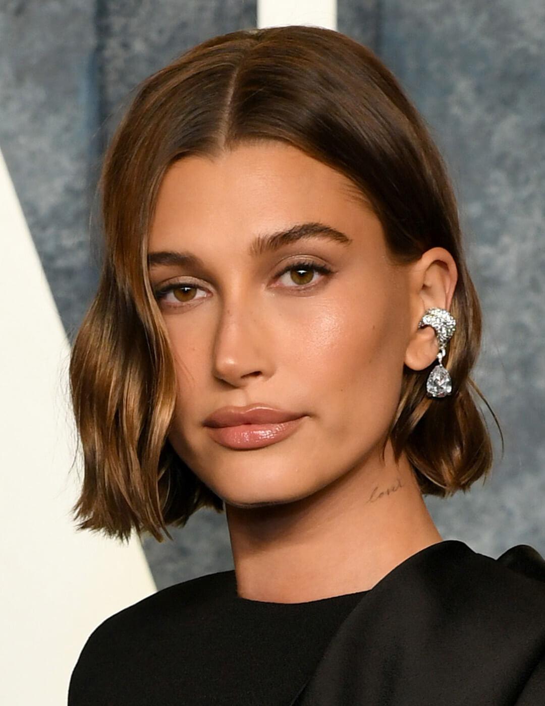 Hailey Bieber attends the 2023 Vanity Fair Oscar Party Hosted By Radhika Jones at Wallis Annenberg Center for the Performing Arts on March 12, 2023 in Beverly Hills, California. Mobile